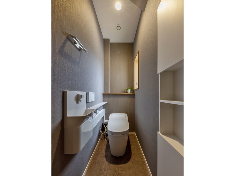 3号地　1階トイレは人気の高いPanasonicのアラウーノタンクレストイレを採用！手洗器と収納棚付きで便利です！
