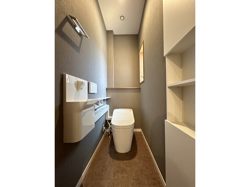 3号地　1階トイレは人気の高いPanasonicのアラウーノタンクレストイレを採用！手洗器と収納棚付きで便利です！