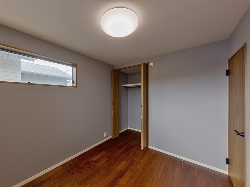 3号地　5.3帖の洋室B。2方向から光を取り入れることができるため、明るい＆あたたかいお部屋になっています。