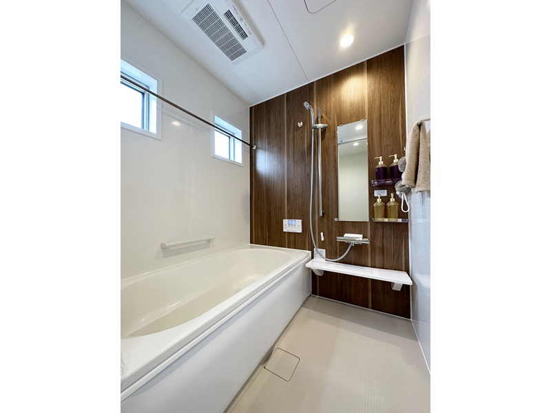 3号地　素材感のあるアクセントパネルがある浴室。木目はリラックス効果を高めるため一日の疲れをしっかりと取れる空間に。