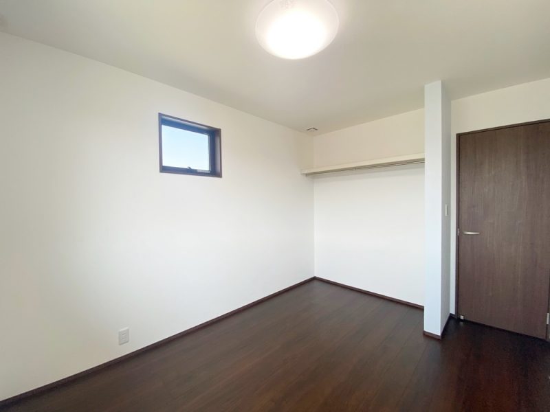 1号地　6帖の洋室B。白×木目デザインのため、家具を置くだけで自分好みの空間に！小窓の位置は高めに設置しており、プライベート空間を保ちます。