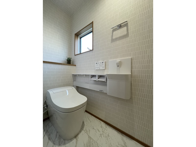 1号地　白を基調とした清潔感のある1階のトイレはPanasonicのアラウーノタンクレストイレを採用！嬉しい手洗器付きです！