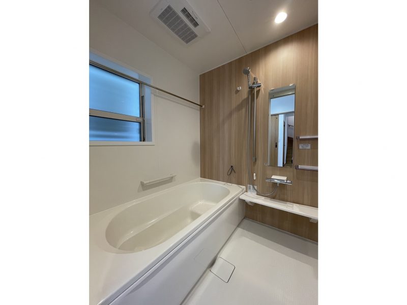 1号地　浴室は浴室乾燥機とランドリーパイプ付きで室内干しが可能です！雨天時や花粉の季節に役立ちます！