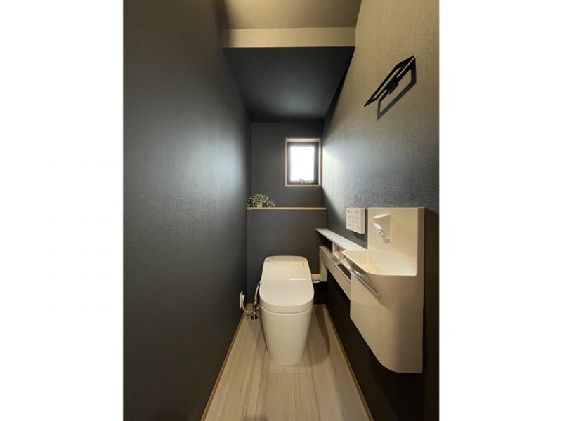 1号地　一面黒の壁紙でトイレもお洒落な空間になっています。奥の棚には観葉植物や消臭スプレーを置けるスペースに♪手洗器付きも嬉しいポイントです！