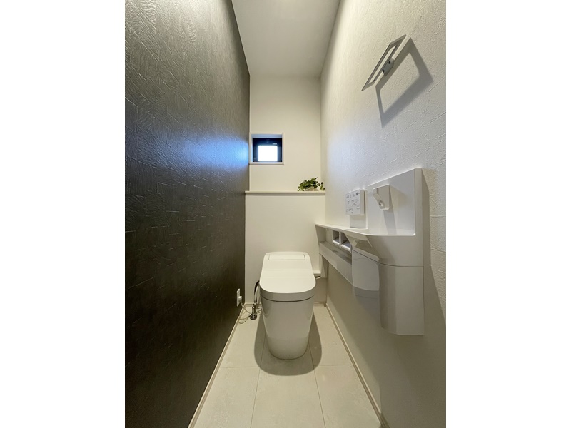 2号地　1階のトイレはPanasonicのアラウーノタンクレストイレを採用！おしゃれなアクセントクロスでトイレも華やかな空間に。