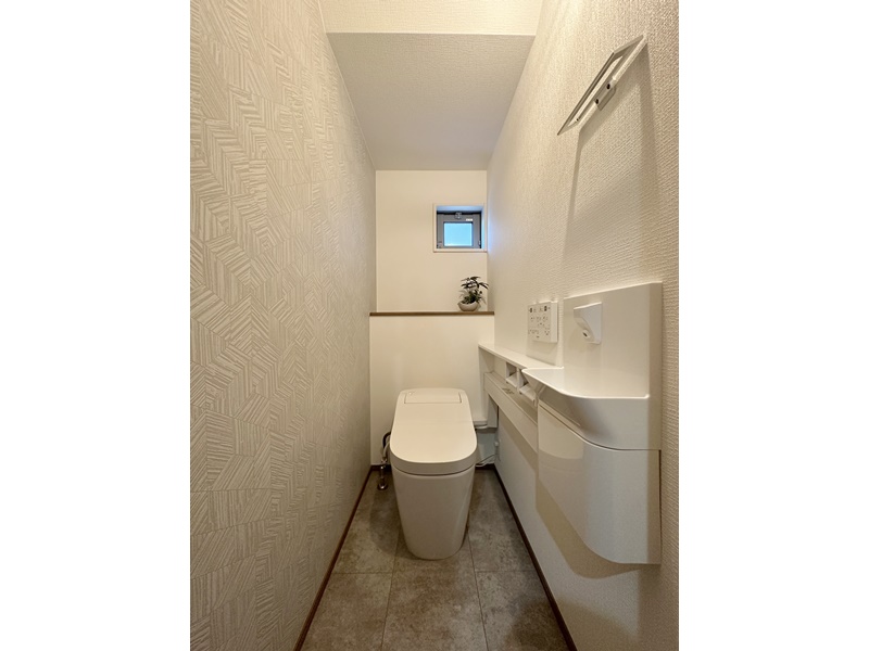 1号地　1階トイレは人気の高いPanasonicのアラウーノを使用！２種類の泡で汚れをしっかり落とす激落ちバブルで、面倒なトイレ掃除の時間を減らし毎日清潔に保つことで家事時間を節約！