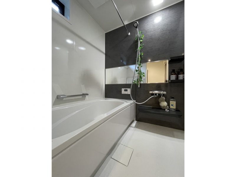 2号地　浴室には浴室乾燥機が付いており室内干しも可能です！高い位置にある小窓で換気も十分に行うことができます！