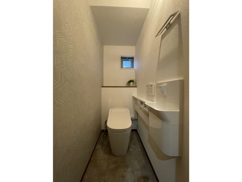 1号地　1階トイレは白を基調としており清潔感あふれる空間となっています。Panasonicのアラウーノタンクレストイレで手洗器付きです！