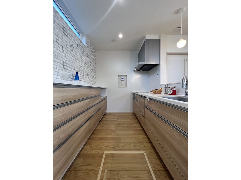 3号地　キッチンはTakara standardを採用！リビング全体を見渡すことができる見守り型キッチンです！600L容量の冷蔵庫も設置できるように設計されています！