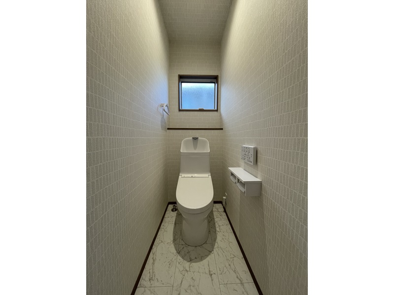5号地　白を基調とした清潔感のある2階のトイレはTOTOのウォシュレット付きトイレを採用！
