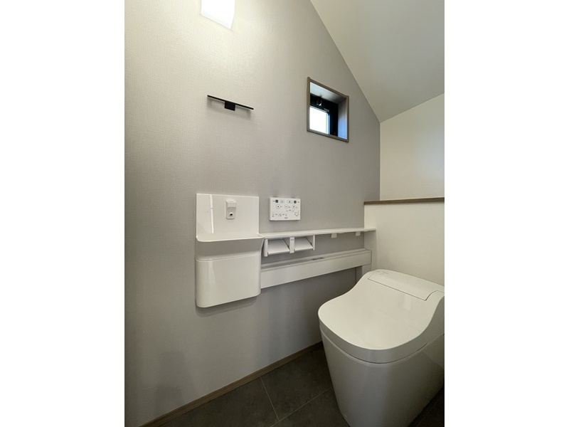 1号地　1階のトイレは人気の高いPanasonicのアラウーノタンクレストイレを採用！小窓も付いているため換気も十分に行うことができます。