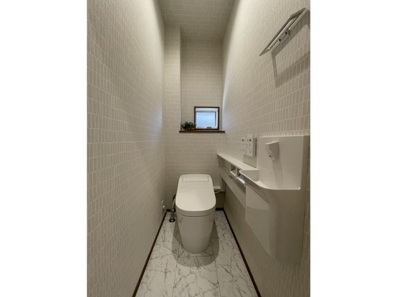 5号地　1階のトイレは人気の高いPanasonicのアラウーノタンクレストイレを採用！手洗器付きも嬉しいポイントです！