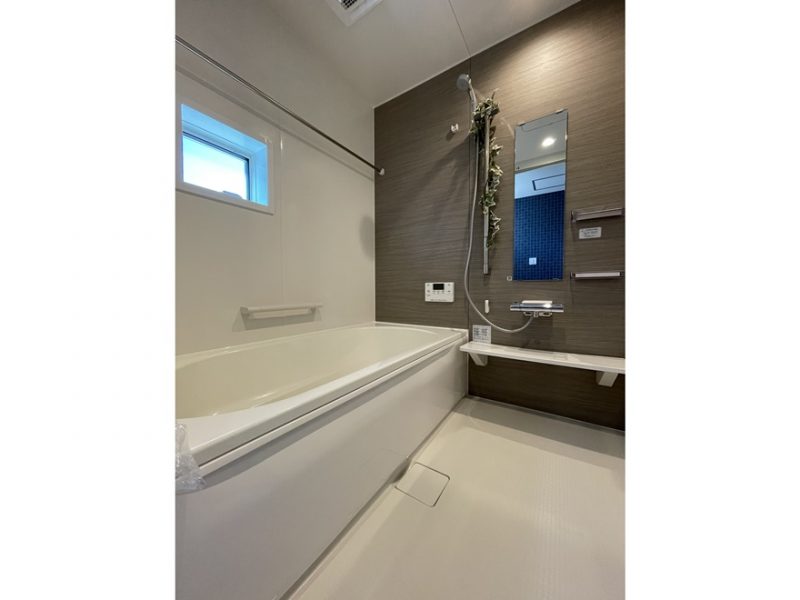 5号地　浴室には浴室乾燥機が付いているため室内干しも可能です。小窓も付いているため換気も十分に行うことができます！