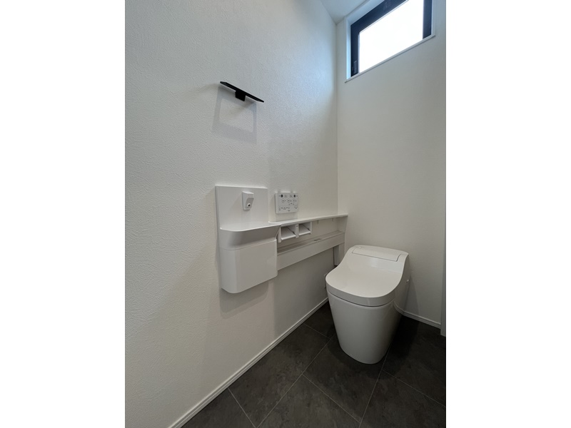 1号地　1階トイレはPanasonicアラウーノタンクレストイレを採用。2種類の泡で汚れをしっかりと落とします！