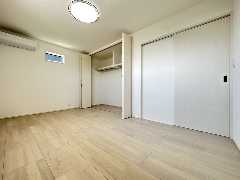 2号地　7.5帖の主寝室。白×木目のナチュラルなデザインのため家具を置くだけで自分好みの空間に仕上げることができます。