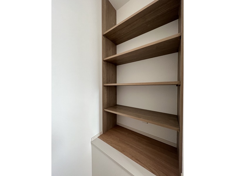 1号地　6.8帖洋室の棚付き収納スペース。本棚や教材置きにすると便利です！