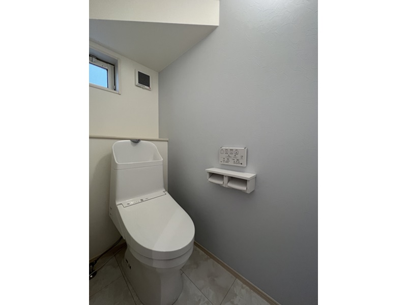 1号地　TOTOのウォシュレットトイレを採用！明るく清潔感のあるトイレ。小窓を設けてあるため、喚起もしっかりとできます！