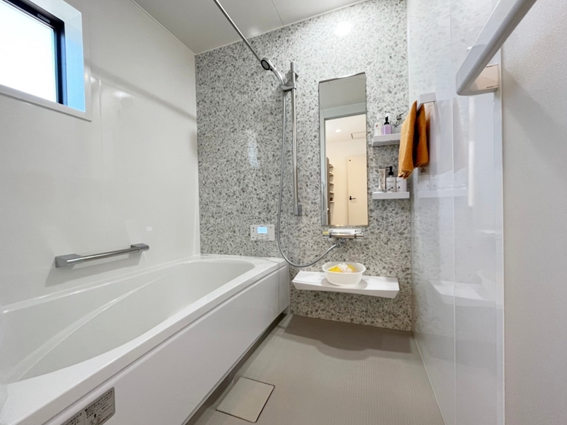 1号地　浴室はTakarastandardを採用。床は滑りにくい素材を使用しており、急な転倒を防ぎます！ランドリーパイプ+浴室乾燥機で室内干しを可能にしました！