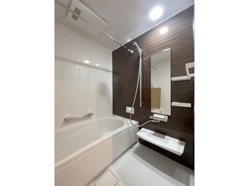6号地　浴室はホーロークリーンパネルなので普段のお手入れは入浴後にシャワーとスポンジで洗い流すだけ！ 床は濡れても滑りにくい素材を使用しているので安心！