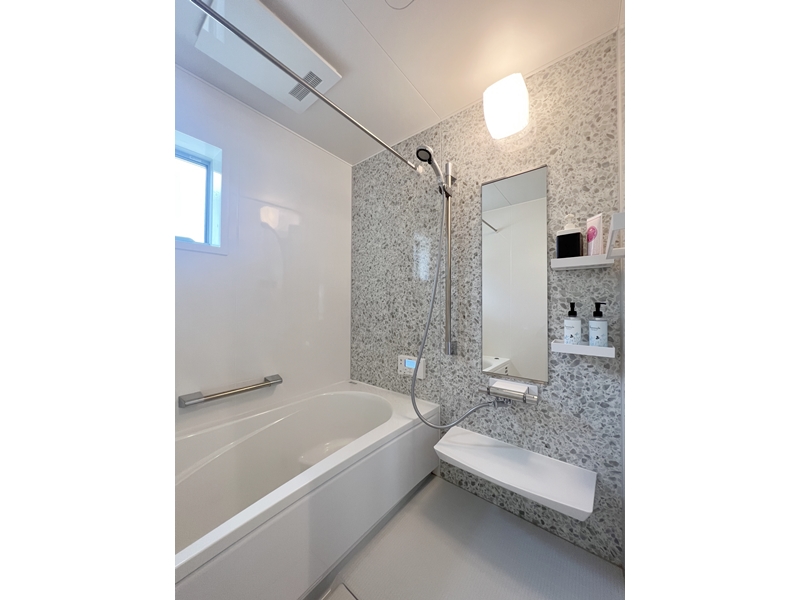 2号地　浴室はホーロークリーンパネルなので普段のお手入れは入浴後にシャワーとスポンジで洗い流すだけ！ 床は濡れても滑りにくい素材を使用しているので安心！