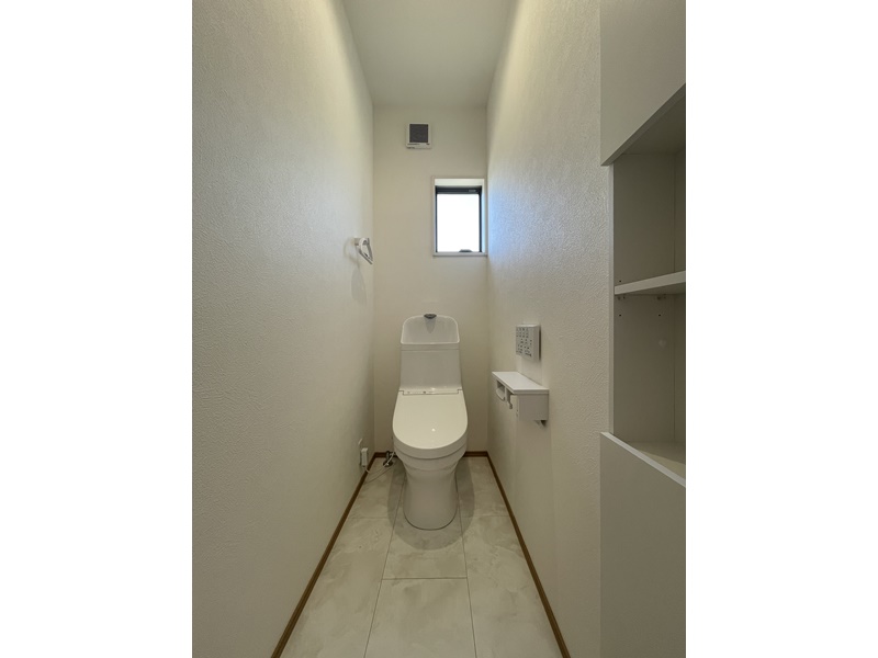 6号地　全体的に白で統一された清潔感のある2階トイレ。収納棚付き！