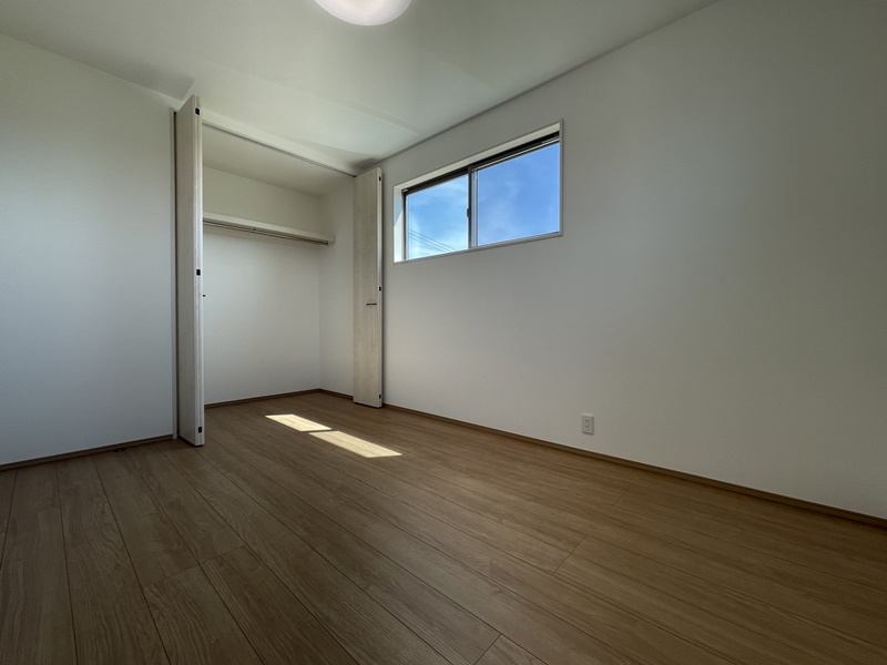 6号地　2階の洋室は高い位置に窓が作られておりプライベート空間と安心を守れます。