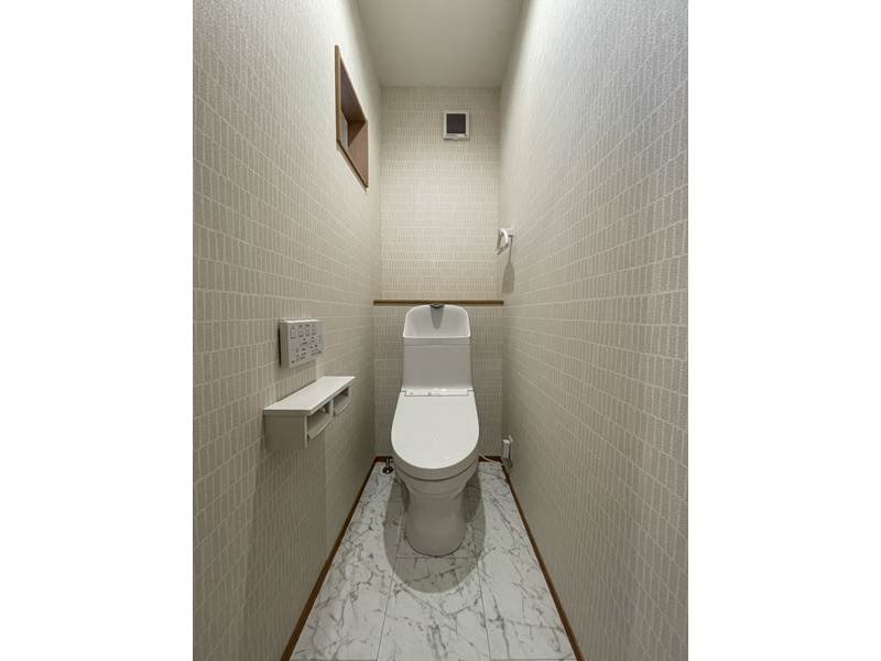2号地　1・2階のトイレはTOTOのウォシュレット付きトイレを採用！奥の棚はトイレットペーパーやお掃除用具などが置けるスペースになっているため、幅を取らずに収納ができて便利です。