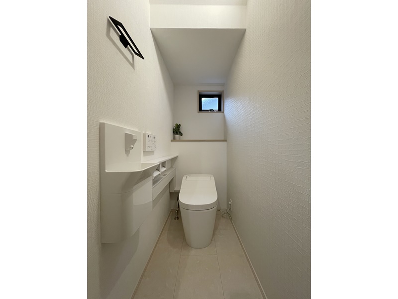 10号地　1階のトイレは人気の高いPanasonicのアラウーノタンクレストイレを採用！奥の棚はインテリアを置くスペースにも収納棚として使えるスペースにもなります。