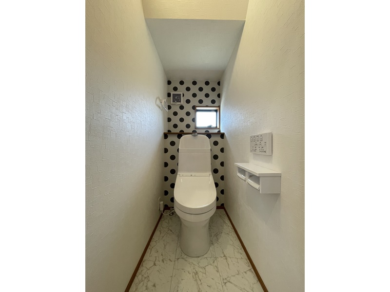 1号地　ドット柄のアクセントクロスが印象的な1階トイレ。