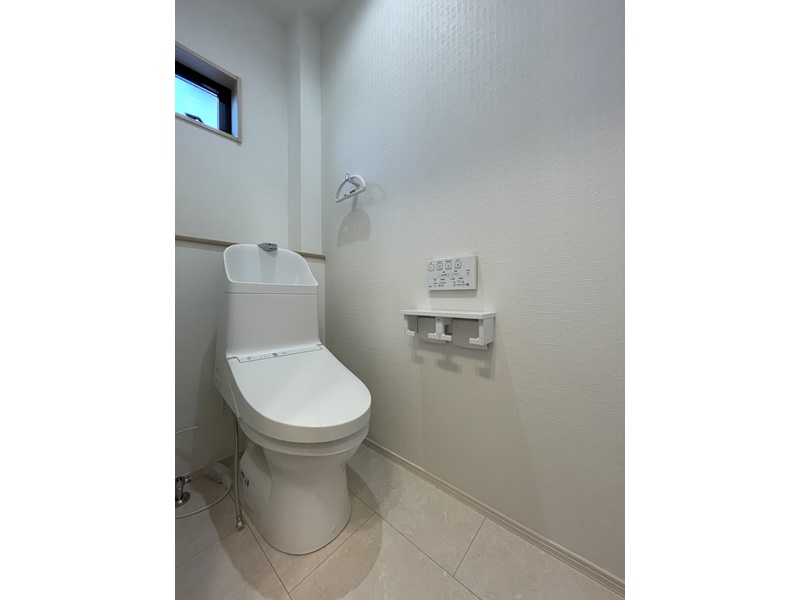 10号地　2階のトイレはTOTOのウォシュレット付きトイレを採用！白を基調とし清潔感のある空間となっています。