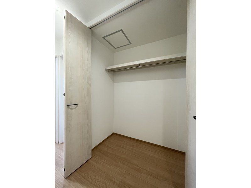 5号地　2階の廊下にあるクローゼットは、ご家族の物を十分に収納できるスペースがあり各部屋の収納スペースの幅を取らせることがありません。