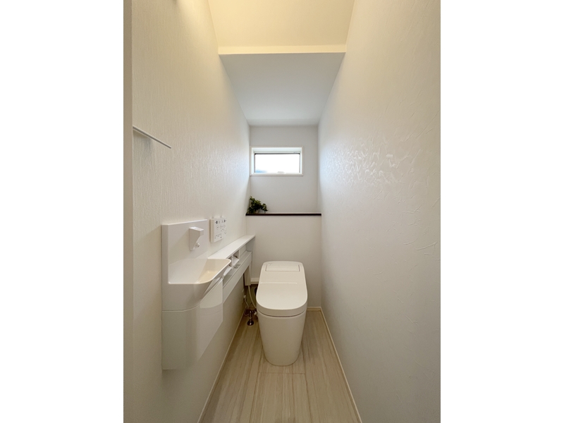 1号地　1階のトイレはPanasonicのアラウーノを採用。汚れをしっかり落とす激落ちバブルで、面倒なトイレ掃除の時間を減らし家事の負担を軽減します！