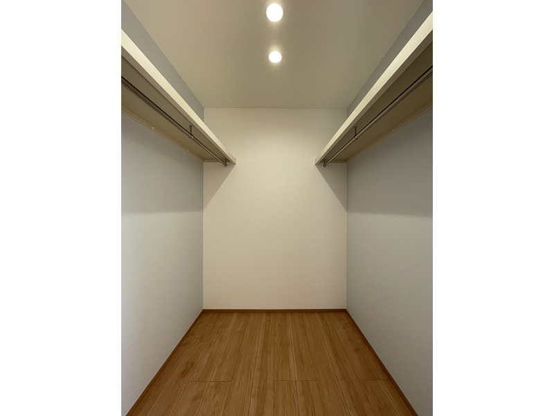 2号地　主寝室にある収納スペースです。扉が付いていない分すぐに物を取り出すことができますし、収納の幅も自分好みにできるため便利です。