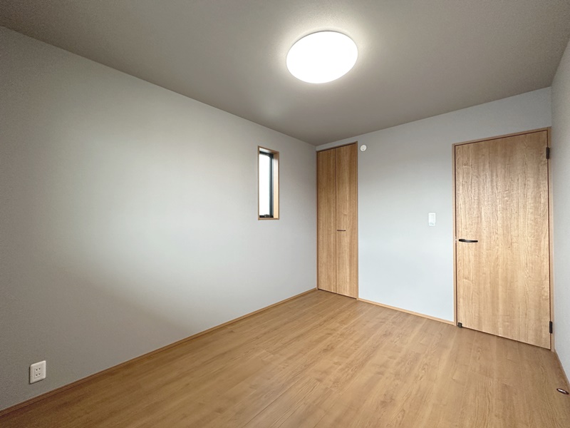 1号地　6帖の洋室Bは南向き×全居室LED照明で日当たり良好な明るいお部屋です。クローゼットには溝がなく掃除機がかけやすくなっています。