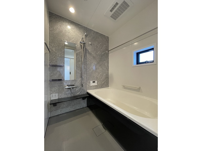 5号地　Housetecのシステムバスを採用！浴槽には手すりが付いており、床材は滑りにくいプレーンフロアを使用しているため誰もが安心して使える浴室に。