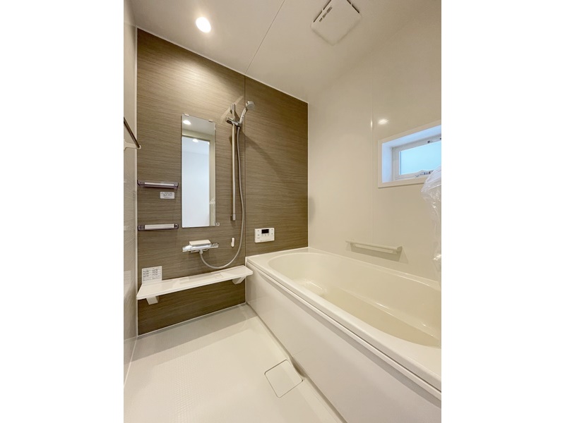 2号地　Housetecのシステムバスを採用！浴槽には手すりが付いており、床材は滑りにくいプレーンフロアを使用しているため誰もが安心して使える浴室に。