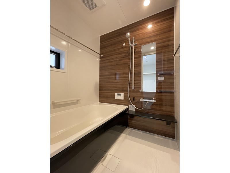 2号地　浴室はHousetecのシステムバスを採用！浴室乾燥機付きで空気もこもらず、雨の日の部屋干しもラクラク！フロストガラスの小窓も付いているため換気も十分に行うことができます。
