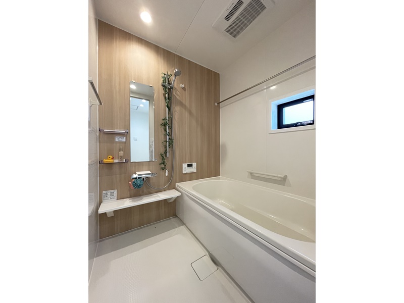 10号地　ベンチ型の浴槽には手すりが付いているため誰もが安心して使える浴室に。床材はプレーンフロアを使用しているためしっかりと足裏に密着し滑りにくい素材になっています。