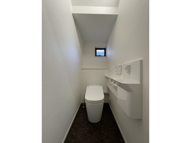 6号地　1階のトイレは人気の高いPanasonicのアラウーノタンクレストイレを採用！手洗器付きで毎日使うトイレをより便利にと考えられた空間です。