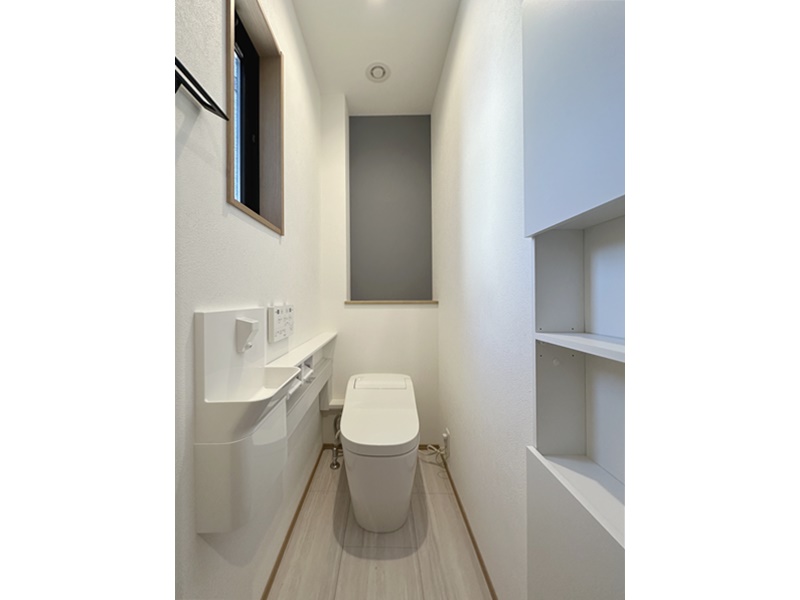 1号地　1階トイレは人気の高いPanasonicのアラウーノを使用！収納棚付きで使いやすい空間になっています！