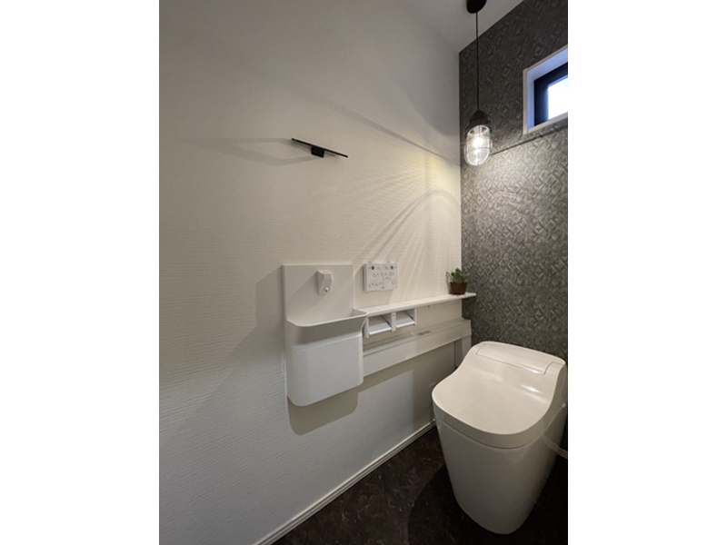 1号地　1階のトイレはPanasonicのアラウーノタンクレストイレを採用！高い位置にある小窓で換気も十分に行うことができます。