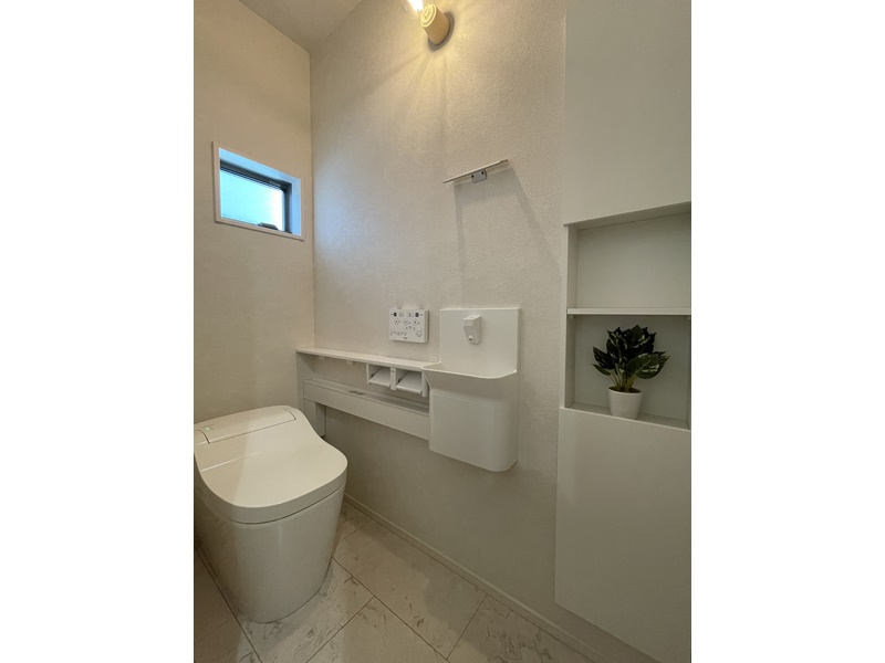 1号地　白を基調とした清潔感のある1階のトイレはPanasonicのアラウーノタンクレストイレを採用！便利な収納棚も付いています。