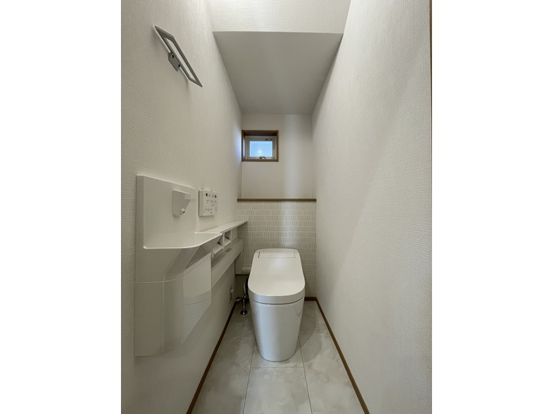 2号地　1階のトイレは人気の高いPanasonicのアラウーノタンクレストイレを採用！奥の棚にはインテリアや植栽、小物がおけるスペースあり！