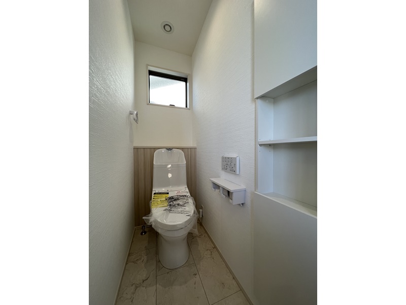 1号地　2階のトイレはTOTOのウォシュレット付きトイレを採用！換気できる小窓と収納棚もあります。