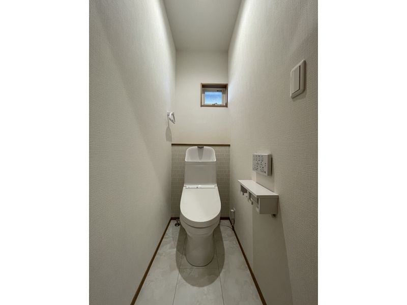 2号地　2階のトイレはTOTOのウォシュレット付きトイレを採用！小窓も付いているため換気も十分に行うことができます。