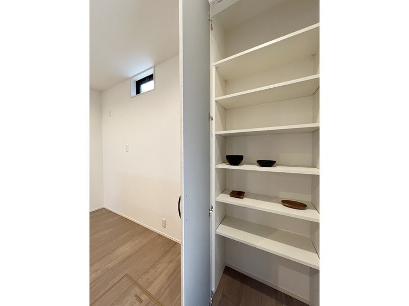 9号地　キッチン裏には取り出しやすい位置に収納棚を設けました。食器や食料品など、置きたいものの高さに合わせて棚を調節することができます！