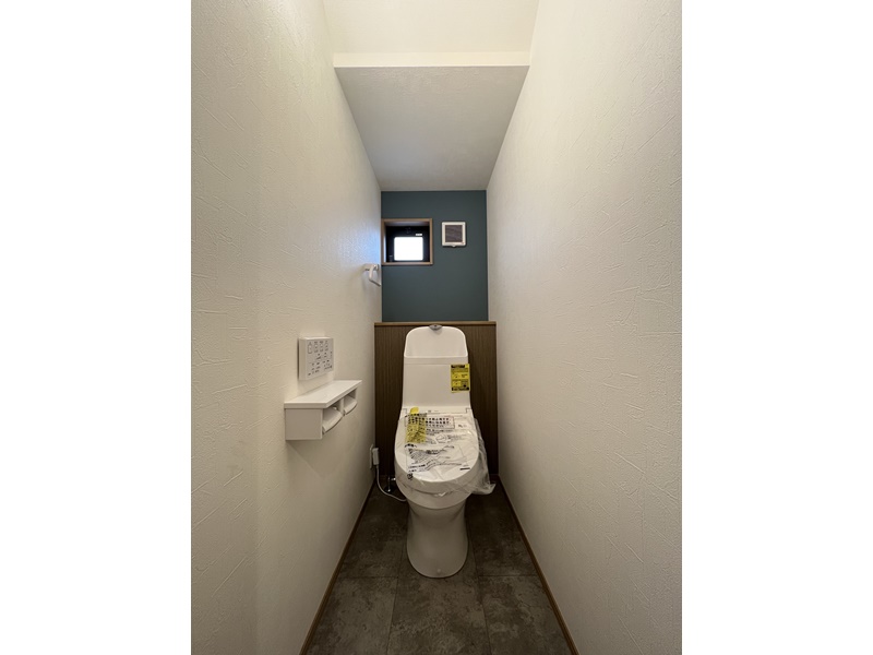 8号地　アクセントクロスがおしゃれな1階トイレ。トイレ裏側には棚もあり、消臭剤やトイレットペーパーの詰め替え用を置けて便利です！