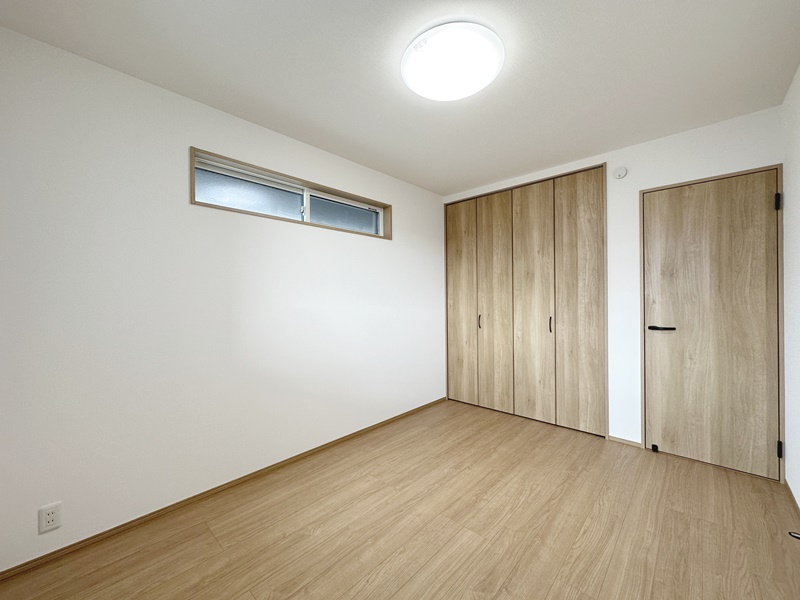 2号地　6帖の洋室A。高い位置に窓があるためプライベート空間を守ることができ、光を取り入れやすいためあたたかいお部屋です。