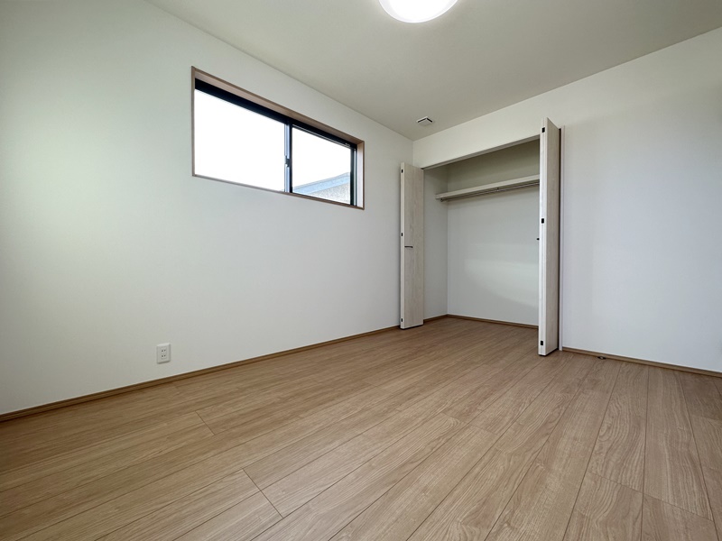 2号地　南向き6帖の洋室B。白×木目のナチュラルなデザインのため家具を置くだけで自分好みの空間に仕上げることができます。