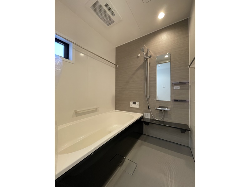6号地　浴室にはHousetecのFeliteシリーズのシステムバスを採用！浴室乾燥機付きで雨天時の室内干しも可能です。浴室にすりガラスの小窓も付いているため換気も十分に行うことができます。